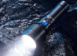 Καταδυτικός Φακός Nitecore DL30 – Απόδοση και Αξιοπιστία στα 100 Μέτρα Bάθος!