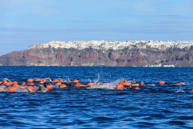  Κολύμβηση από το Ηφαίστειο προς τον Όρμο Φηρών στο Santorini Experience (photo by Babis Giritziotis @ Santorini Experience) 