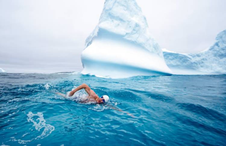 Lewis Pugh: Κολυμπά ανάμεσα στα παγόβουνα για την ευαισθητοποιήση σχετικά με την κλιματική κρίση και μένει στην ιστορία!