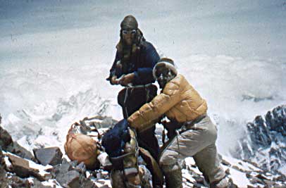 Hillary και Tenzing φωτογραφημένοι πάνω από το South Col μετά την επιστροφή τους από την κορυφή