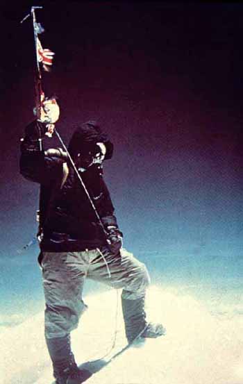 Ο Tenzing Norgay φωτογραφίζεται στην κορυφή του Έβερεστ, με τις σημαίες της Βρετανίας, του Νεπάλ και της Νέας Ζηλανδίας, στο πιολέ του