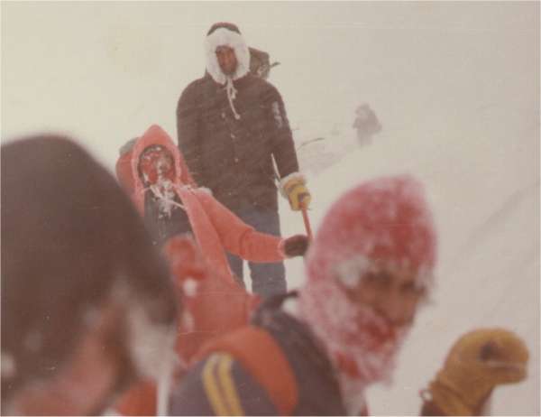 Φωτογραφία ντοκουμέντο: Σάββατο 24 Δεκεμβρίου 1979, απόγευμα στο "Λαιμό της Σκούρτας". Η ομάδα έχει ήδη χάσει δύο από τα μέλη της. Οι υπόλοιποι συνεχίζουν την δραματική πορεία προς τη σωτηρία τους ενώ η χιονοθύελλα μαίνεται ακόμα. Σε πρώτο πλάνο (από αριστερά): Χατζηλαζάρου, Αναγνώστου. Σε δεύτερο πλάνο: Ξινογιαννακόπουλος, Μυστακίδης (όρθιος). Στο βάθος ο Βασιλακάκης. (Φωτογραφία Ζ. Τρόμπακας) 