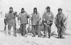 Αναμνηστική φωτογραφία στο Νότιο Πόλο. Η απογοήτευση είχε κυριεύσει την ομάδα μια μέρα νωρίτερα, όταν ανακάλυψαν ότι έφτασαν δεύτεροι.