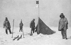 Η ομάδα του Scott μπροστά στο αντίσκηνο των Νορβηγών, οι οποίοι λίγες εβδομάδες νω ρίτερα είχαν φτάσει πρώτοι στον Πόλο!