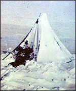 Το αντίσκηνο στο οποίο βρέθηκαν νεκροί ο Scott και οι δύο σύντροφοί του 8 μήνες αργότερα