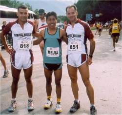 Ιστορικό ντοκουμέντο από το αρχείο του Α-Ζ που απεικονίζει τους Ν.Καλοφύρη και Π.Ιωαννίδη με τον νικητή του αγώνα το 2004, Μεξικανό Ricardo Mejia