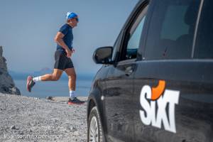 Η SIXT στηρίζει και οδηγεί στο Santorini Experience 2025!
