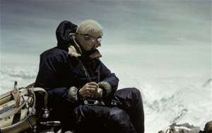 O Lowe βάζει φιλμ στην κάμερά του