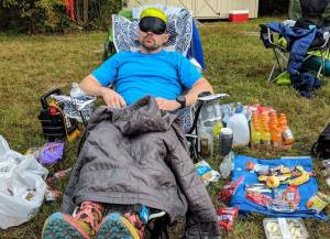 Τυπική σκηνή του Big Backyard Ultra. Δρομέας προσπαθεί να κοιμηθεί για 5-6 λεπτά πριν ...