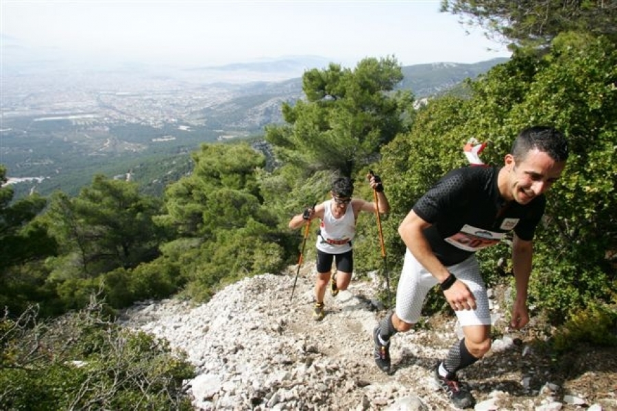 Από τον πρωτότυπο αγώνα AlpamayoPro TrailProject στα 'Σκαλάκια' της Πάρνηθας το 2012. Νικητής αυτός που θα κατέφερνε να ολοκληρώσει τις περισσότερες αναβάσεις στα 'Σκαλάκια' στον καλύτερο δυνατό χρόνο. Οι δρομείς είχαν στην διάθεσή τους 2 ώρες και στην χρονομέτρηση μετρούσε μόνο η ανάβαση ενώ η κατάβαση γινόταν ... από το τελεφερίκ! Για την ιστορία, νικητής στον μοναδικό αυτό αγώνα ο Αλέξης Καμπουρόπουλος ο οποίος συμπλήρωσε 4 αναβάσεις σε 1:47:58!