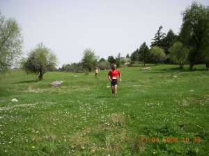 O Slawomir Matras σε ένα καταπράσινο λιβάδι της διαδρομής