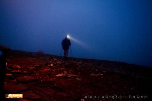 Σιλουέτα αθλητή του 2ου ΟΜΤ στην πυκνή ομίχλη